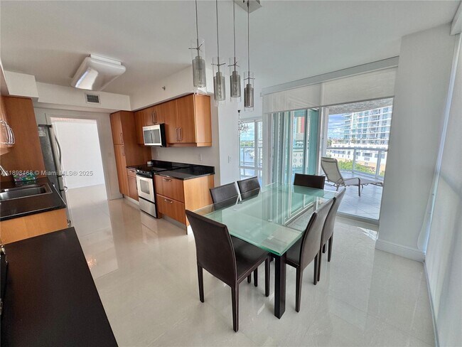 Building Photo - 16500 Collins Ave