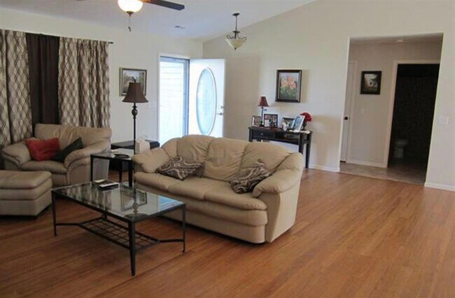 Living room - 401 Brookridge Dr