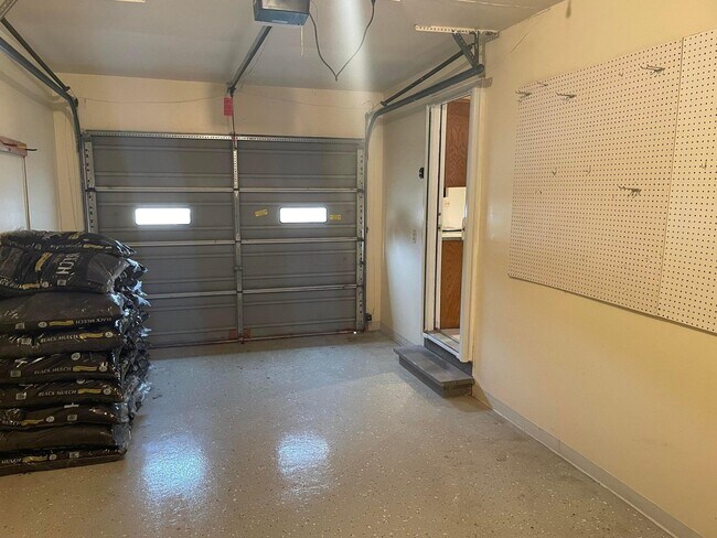 Building Photo - 1581 Dover Hill N