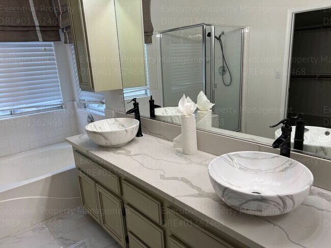 Building Photo - Stunning 4-bedroom, 3 bathroom home located in the westside of Bakersfield this spacious house of...