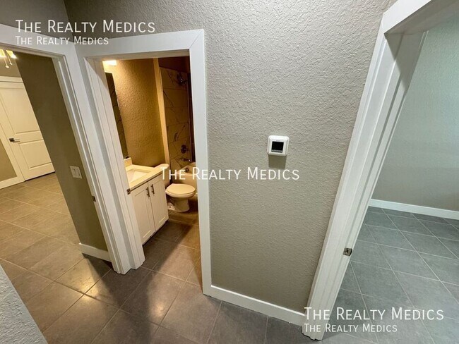 Building Photo - 205 Hibiscus Ln