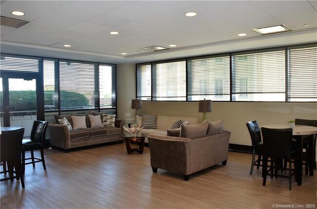 Building Photo - 127 Greyrock Pl