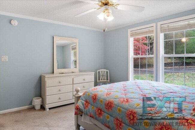 Building Photo - Lakefront Rental in Long Branch Shores