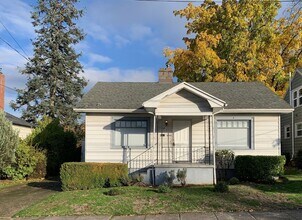 Building Photo - $2,350 - Two Bedrooms, One Full Bath with Bonus Room in Dekum Piedmont Neighborhood