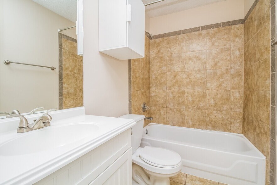 Building Photo - 9441 Club Walk Ct