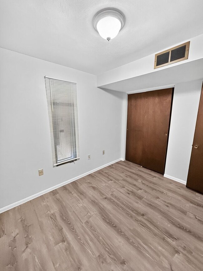 Building Photo - 1530 Barr Ave