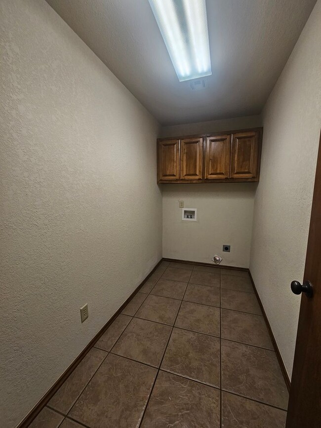 Building Photo - 3 (Bed)/(2) Bath + Office in Royal Oaks. N...