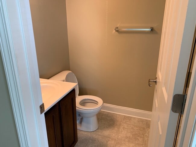 Building Photo - 2BR, 2.5 Ba End unit townhouse in Pikes Place