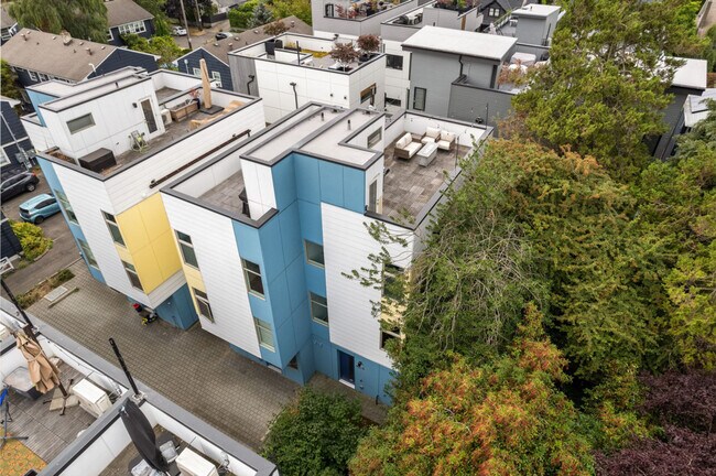 Building Photo - 913 10th Ave E