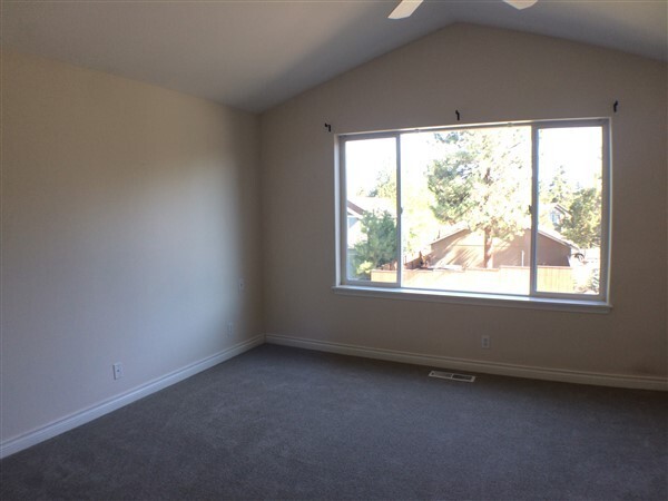 Building Photo - 3 Bedroom Home in SW Bend Just Minutes Fro...