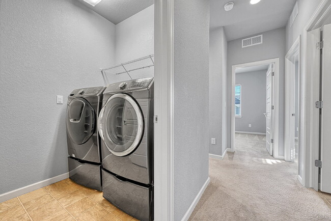 Building Photo - $2,950.00 - 3 Bedrooms, 2.5 Bathrooms, Single Family Home in Circle Rock with Cozy Fireplace!