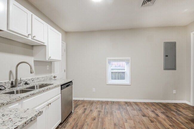 Building Photo - 1515 Villa Ave