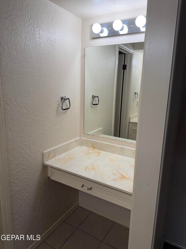 Building Photo - 320 Thunderbird Dr