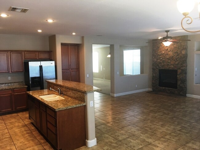 Building Photo - Chandler 5 Bed, 3 Bath + Bonus Room Office/Den