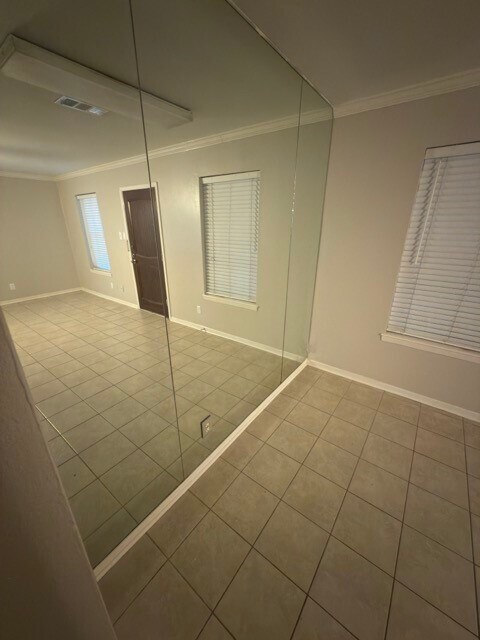 Building Photo - 6401 Skyline Dr