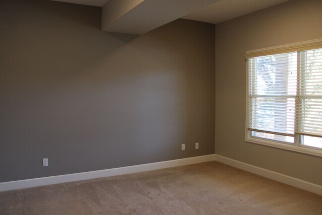 Building Photo - 8236 Hidden Cove Ct