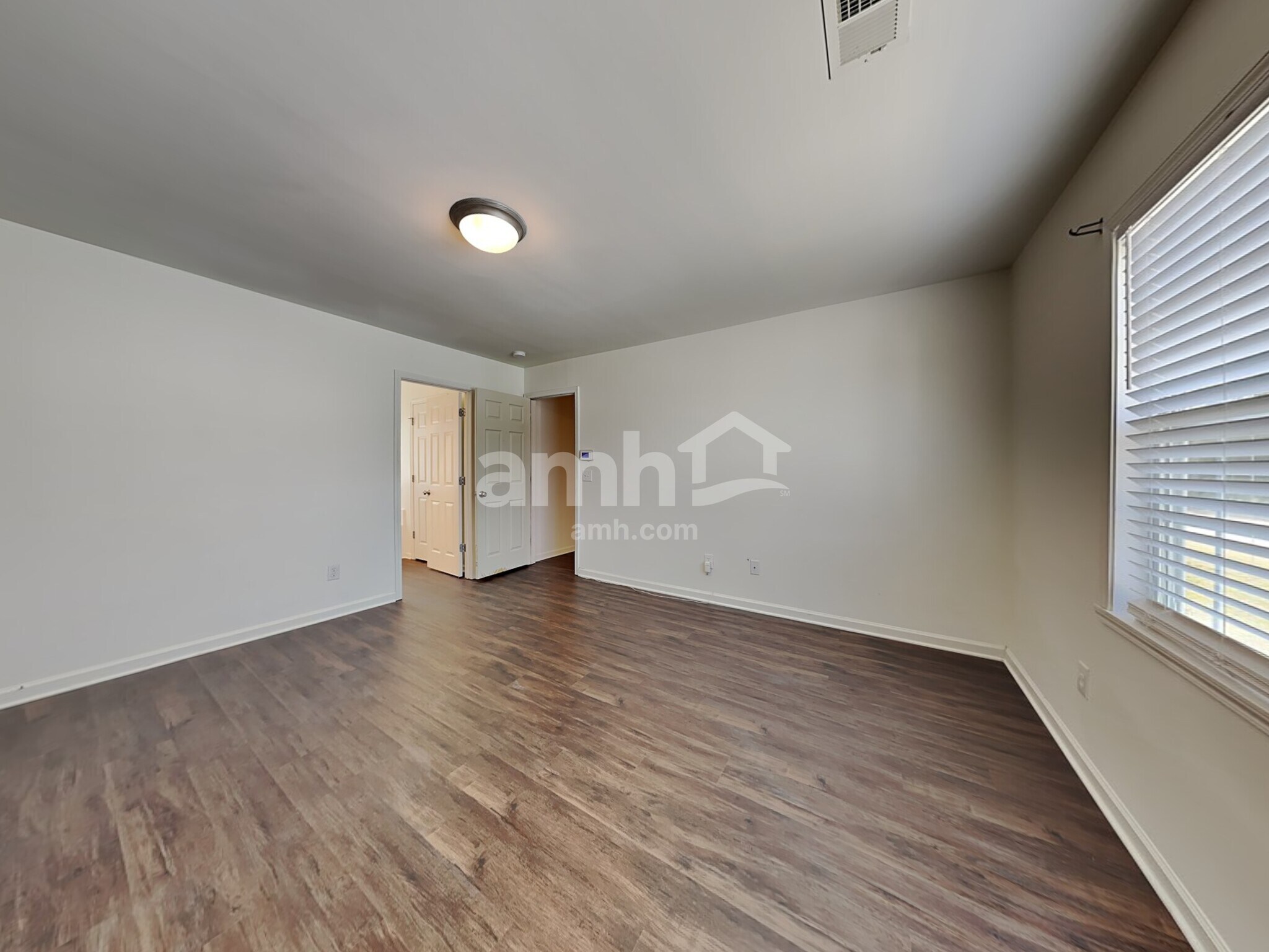 Building Photo - 606 3 Oaks Dr