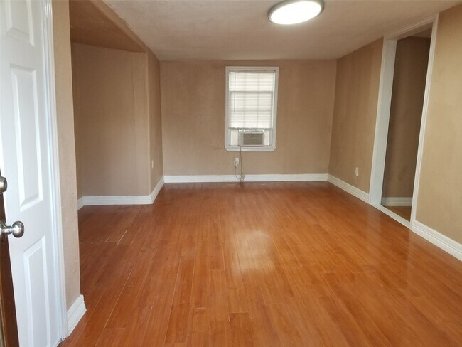 Building Photo - 4714 Sharon St