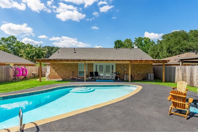 Building Photo - In ground pool!