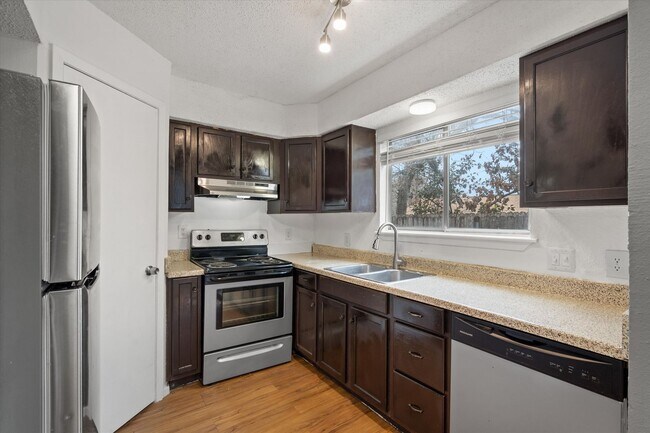 Building Photo - Perfectly Located Townhome in South Austin