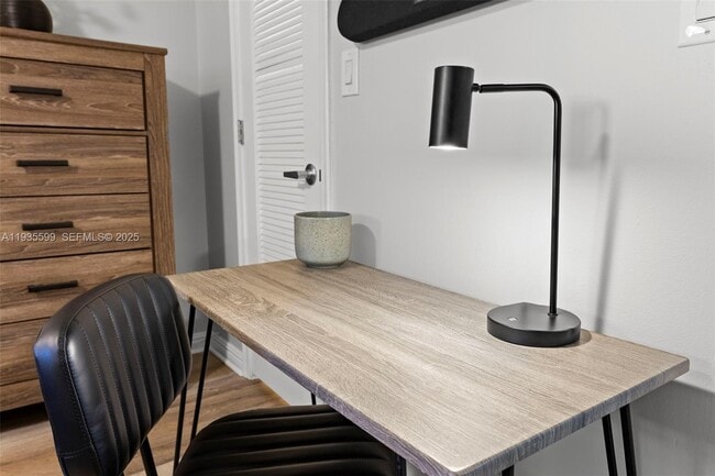 Building Photo - 1125 NE 16th Pl