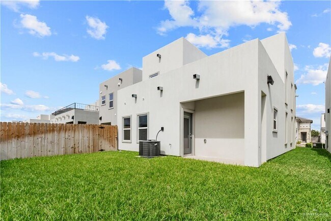 Building Photo - 2312 Corales St