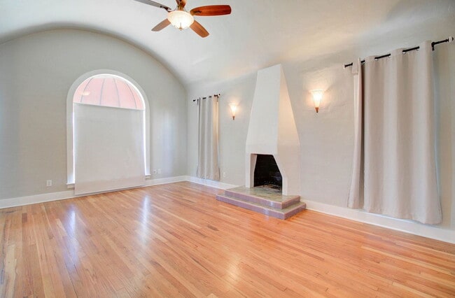 Building Photo - 1310 W Lynwood St