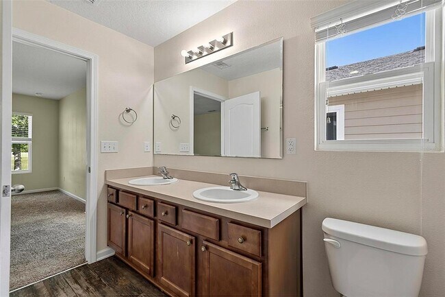 Building Photo - 137 Fairway Ct