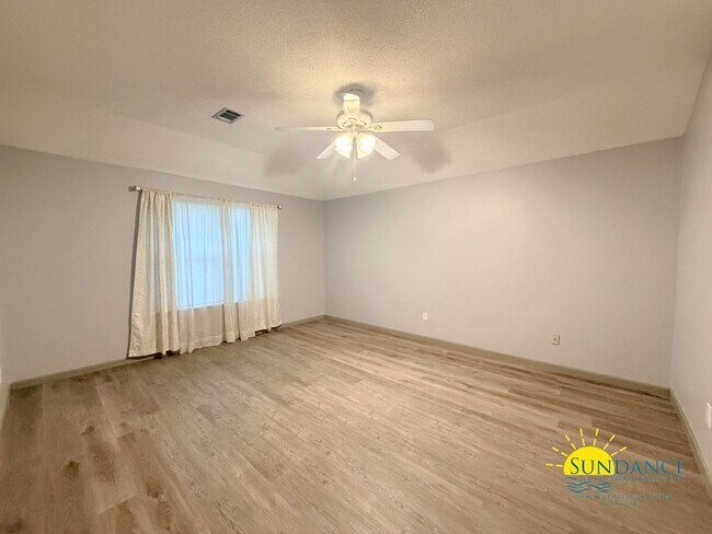 Building Photo - Stunning 3 Bedroom Home in Mary Esther-Near Hurlburt Field AFB!