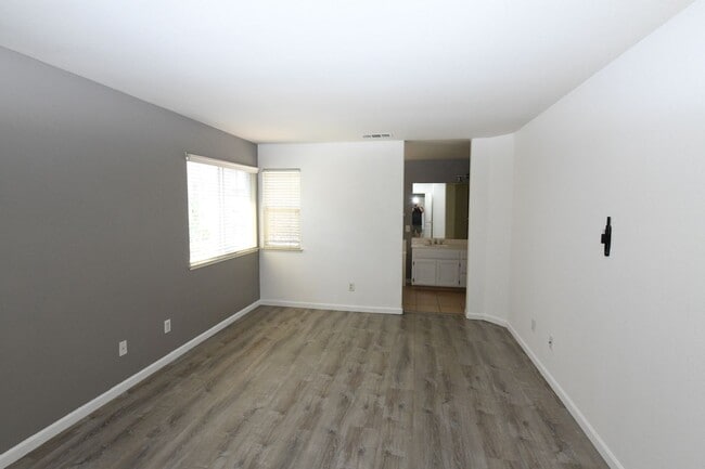 Building Photo - 2145 Kingsbury Cir