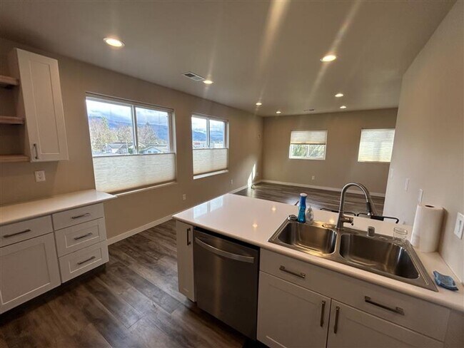 Building Photo - 211 Baker St