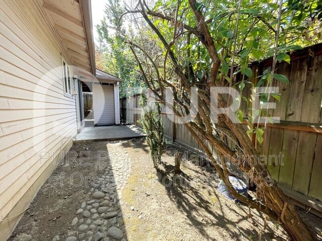 Building Photo - 527 NE 63rd Ave