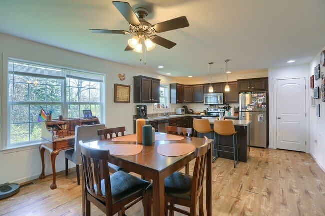 Building Photo - Newer build 2,000 sq ft 3/BR 2.5 bath luxury townhome FULLY FURNISHED