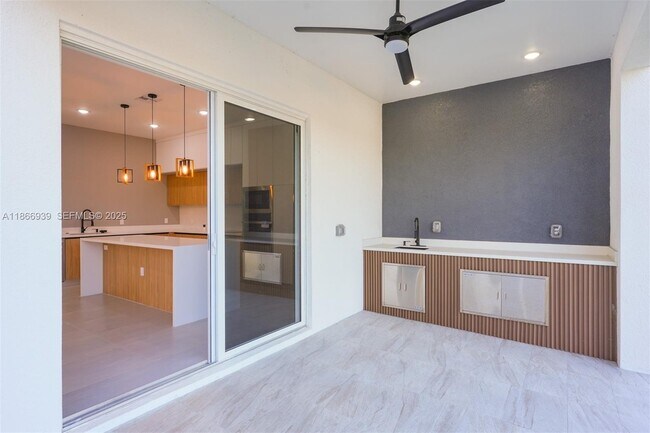 Building Photo - 5 SW 26th Pl