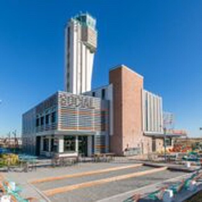 Building Photo - Central Park HOUSE for rent! 2 BLOCKS TO STANLEY MARKETPLACE