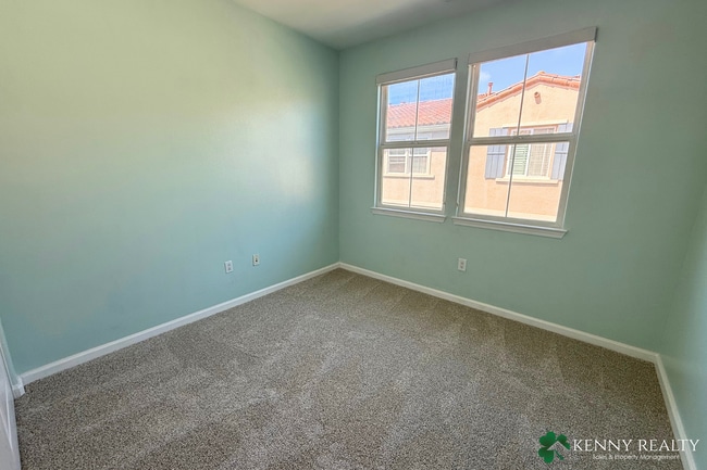 Building Photo - Spacious 3 bedroom, 2.5 Bathroom Condo w/ ...