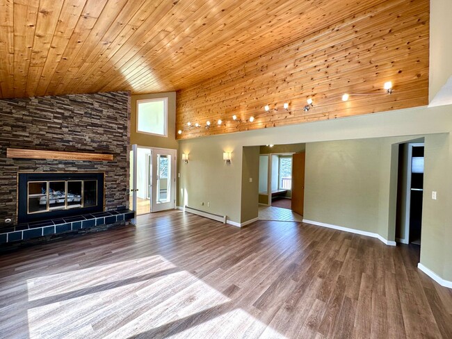 Building Photo - LIKE NEW REMODEL!