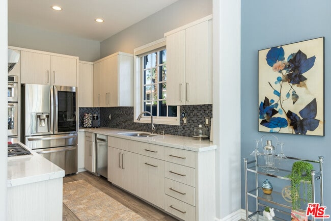 Building Photo - 546 N Indian Canyon Dr