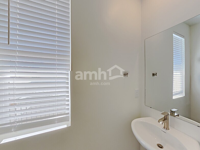 Building Photo - 2411 E Buckskin Way