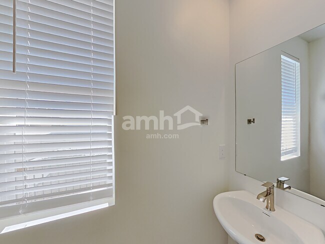 Building Photo - 2411 E Buckskin Way