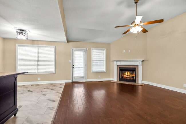 Building Photo - Pet Friendly Three Bedroom!