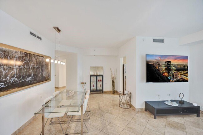 Building Photo - 801 Brickell Key Blvd
