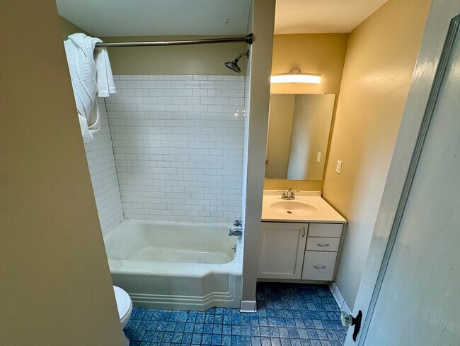 Building Photo - 1706 Cowling Ave