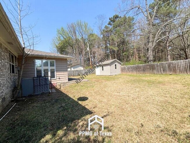 Building Photo - 1000 Lessel Dr