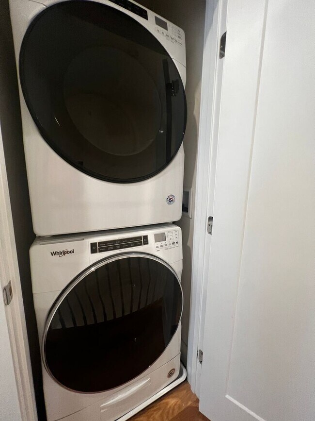 Building Photo - Lavish 5 BR/4 BA Townhome in Petworth!