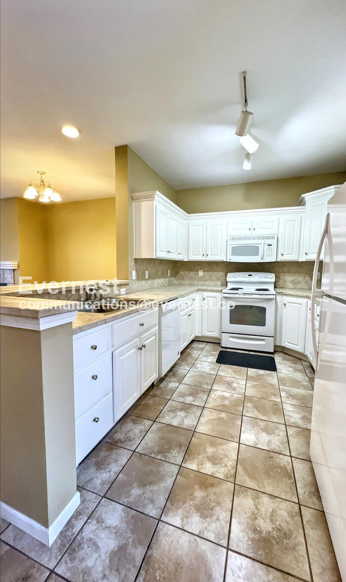 Building Photo - 5245 Overland Dr