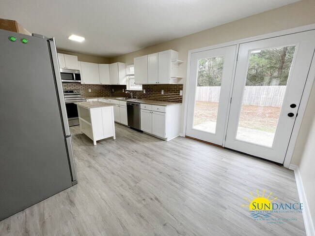 Building Photo - Custom upgrades in this beautiful Crestview home!