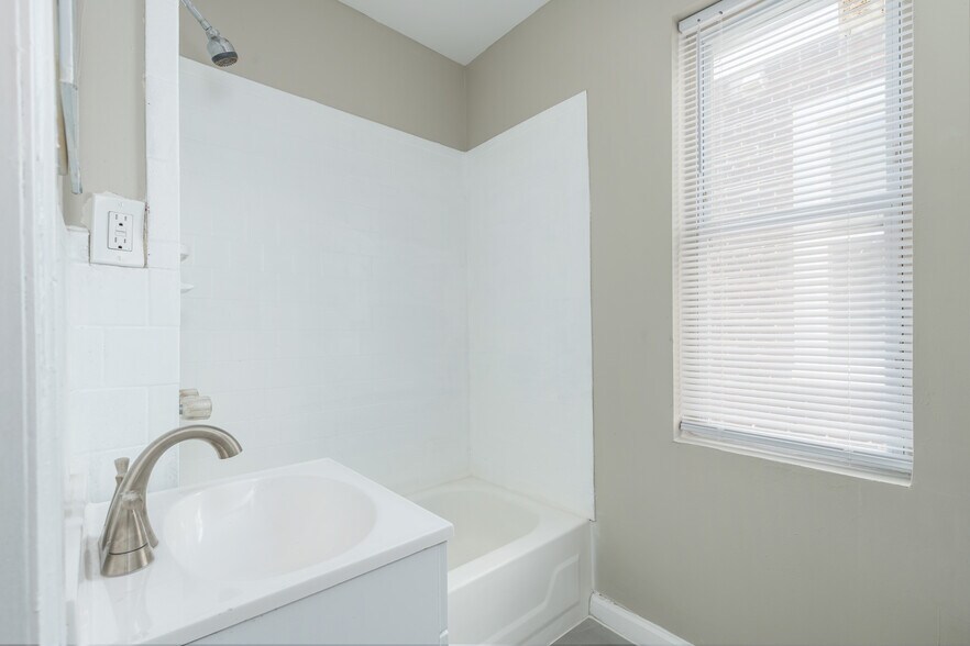 Building Photo - 3400 Reach St