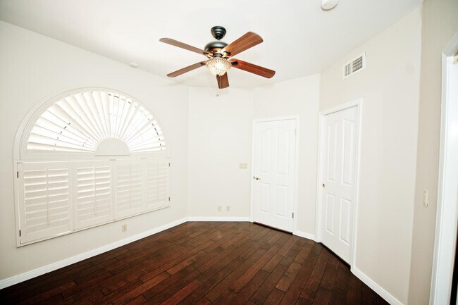 Building Photo - 2322 S Rogers Cir