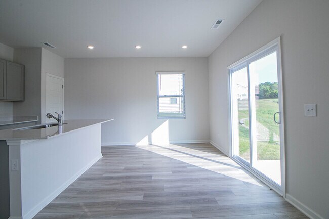 Building Photo - 1247 Ross Farms Blvd